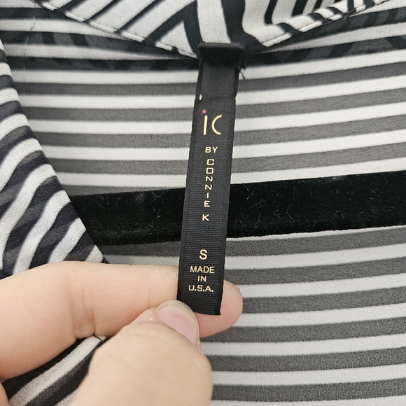 I.C BY CONNIE K Flowy Button Up Top - Picture 3 of 3